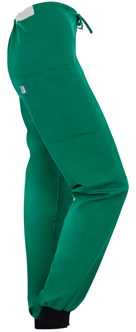 Alsico OK pantalon Rhus deep green met grote zijzak, zachte stof en elastische enkels.