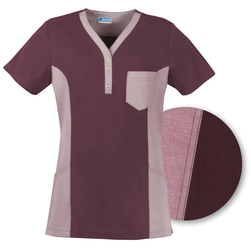 Bordeaux De Berkel FIONA dameshes met roze accenten, borstzak en V-hals met knopen, zachte stof voor comfort.