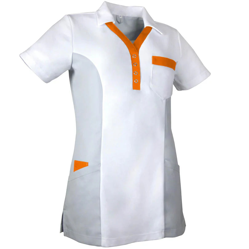De Berkel BIBI damespolo wit met grijze zijpanden, oranje knoopsluiting en zakaccenten, korte mouwen.