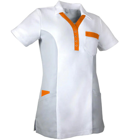 De Berkel BIBI damespolo wit met grijze zijpanden, oranje knoopsluiting en zakaccenten, korte mouwen.