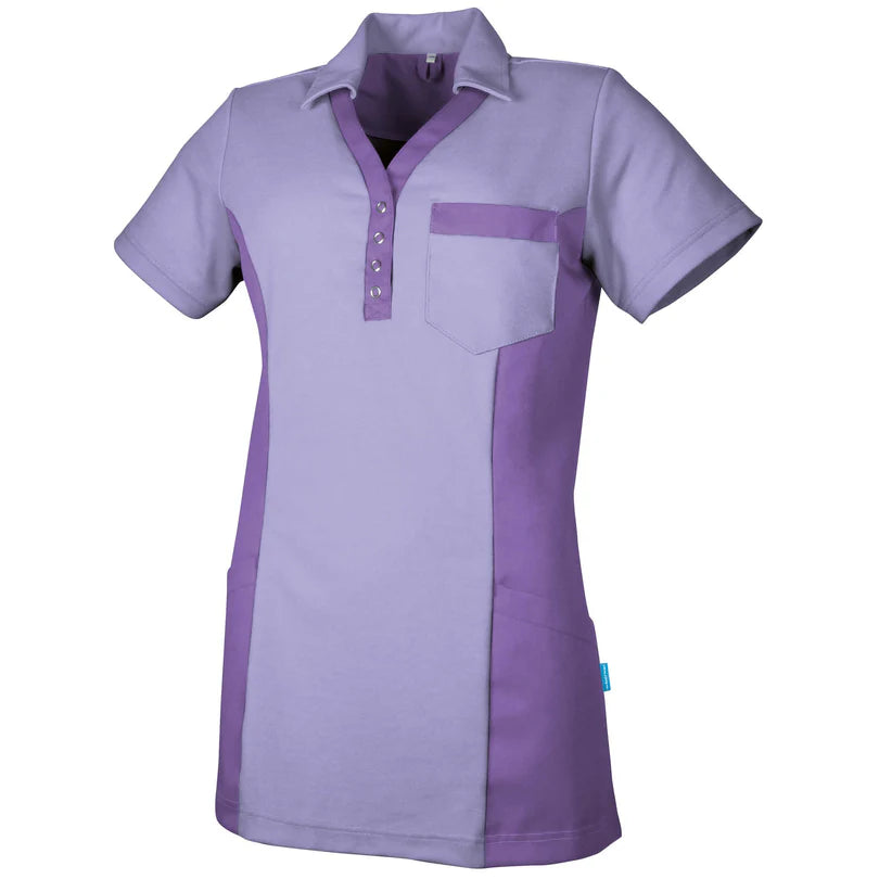 Lavendel en iris De Berkel DANA damespolo met borstzak en knoopsluiting, perfecte werkpolo met korte mouwen.