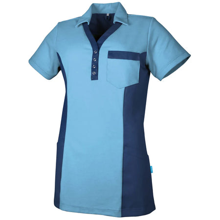 De Berkel DANA damespolo azur/marine met borstzak, korte mouwen, knoopsluiting en contrasterende donkerblauwe accenten.