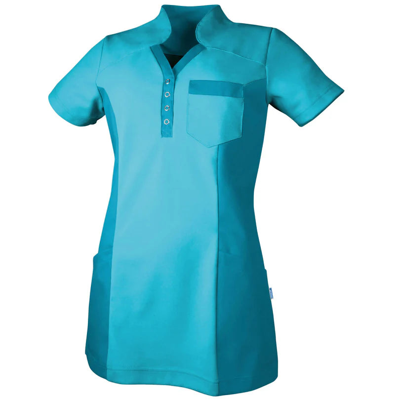 De Berkel DEBORA damespolo, turquoise met borstzak en korte mouwen, drie knoopjes bij de hals.