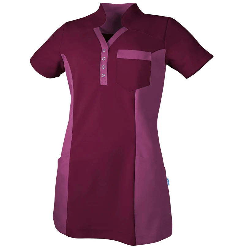 De Berkel DEBORA damespolo in cassis/dark magenta, borstzak en knoopsluiting, korte mouwen, contrasterende zijpanelen.