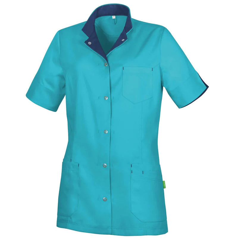 De Berkel RITA damesjack in turquoise met marineblauwe kraag, knoopsluiting, borstzak en zijzakken, gemaakt van tencel.