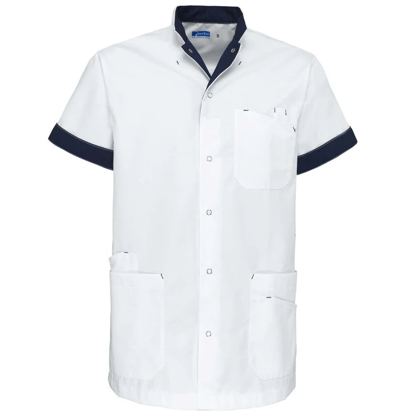 Witte De Berkel LIVIO unisex jas met navy details, borstzak en twee heupzakken, korte mouwen, drukknoopsluiting.