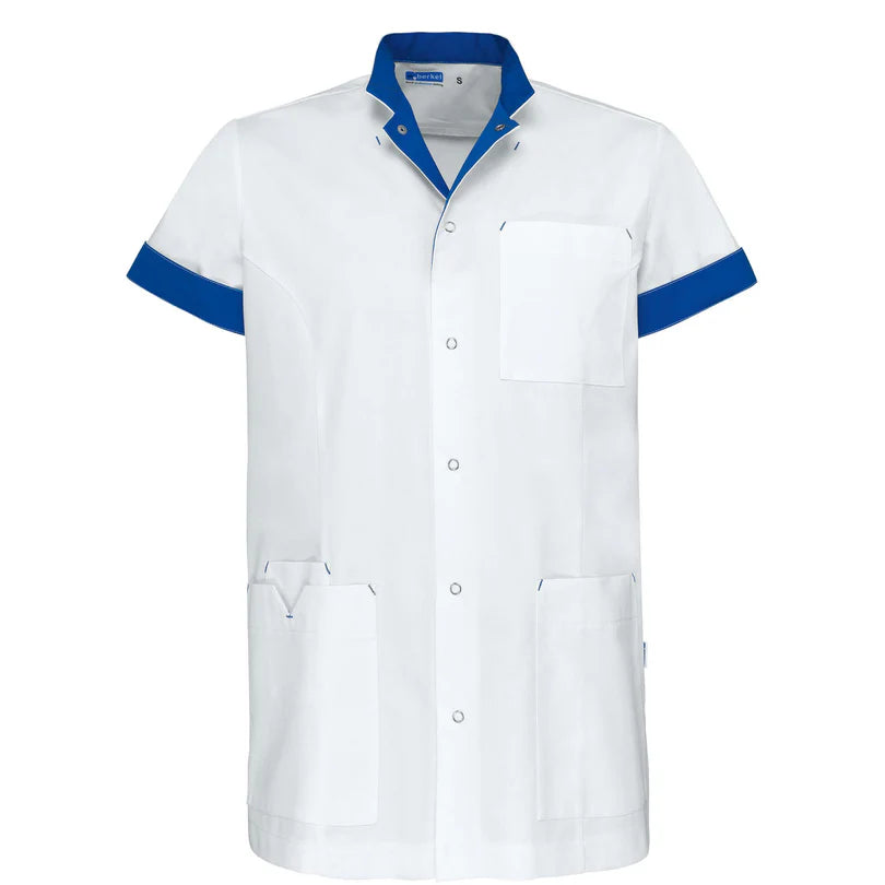 De Berkel JAIMY unisex jack wit met blauwe kraag en mouwomslag, drukknopen en meerdere zakken.