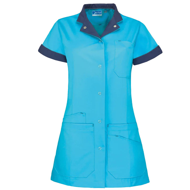 De Berkel LIVIA damesjack turquoise met navy kraag, korte mouwen, drukknoopsluiting, borstzak en twee heupzakken.