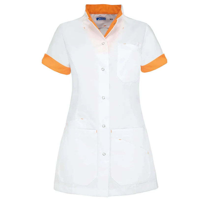 De Berkel LIVIA damesjack wit met oranje accenten, korte mouwen, drukknopen, borstzak en twee heupzakken.