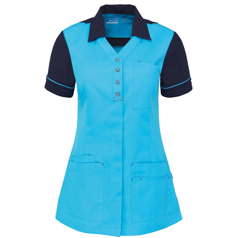 De Berkel CARMEN damesjack azuurblauw/navy met knopen, borstzak en twee heupzakken. Korte mouwen met donkerblauwe accenten.