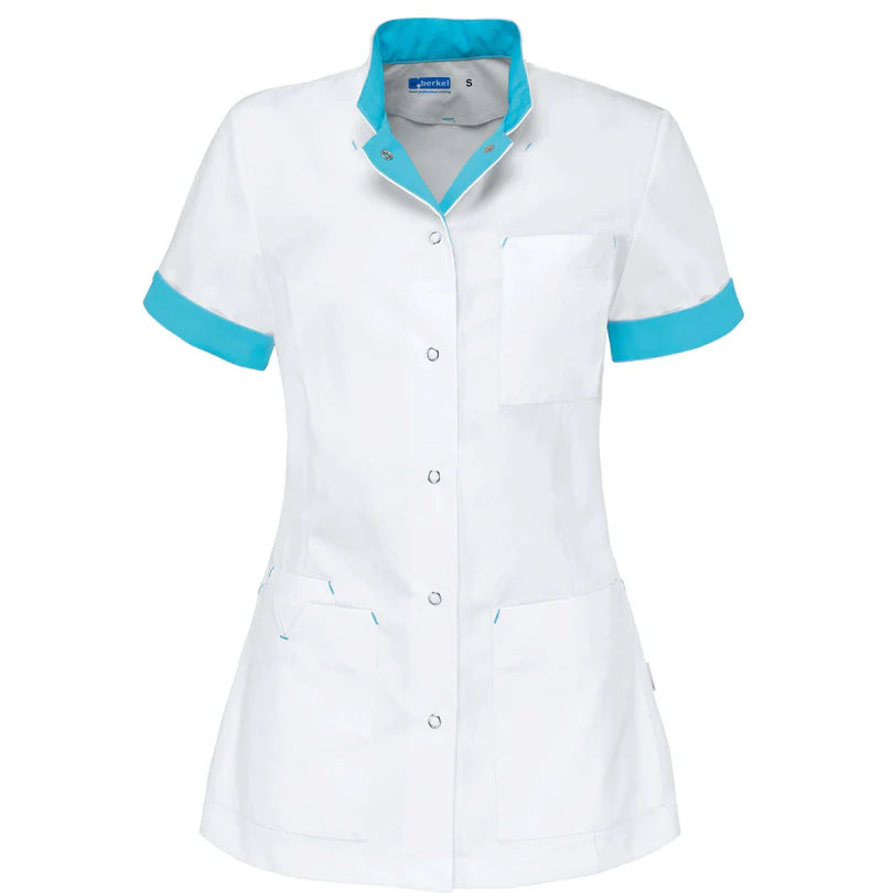 De Berkel JILLIAN damesjack wit met azuurblauwe accenten, korte mouwen, borstzak en drukknopen.