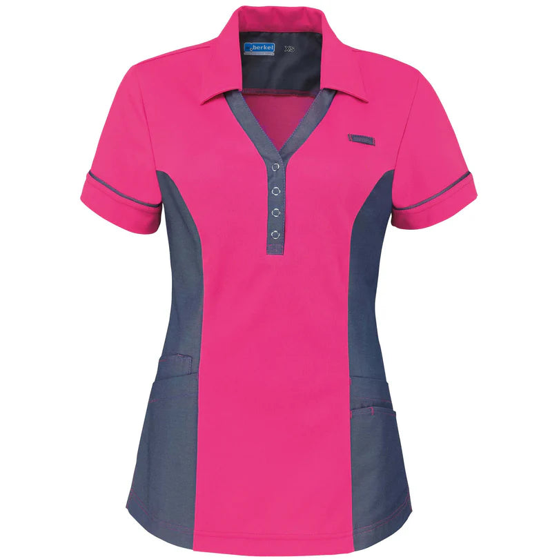 De Berkel TRIX damespolo fuchsia met denim zijkanten, knopen en kraag, twee zakken aan de voorzijde.