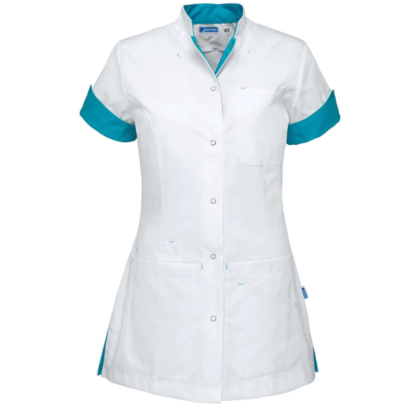 De Berkel LIVIA damesjack wit met turquoise accenten, korte mouwen, drukknopen, borst- en heupzakken, licht getailleerd.