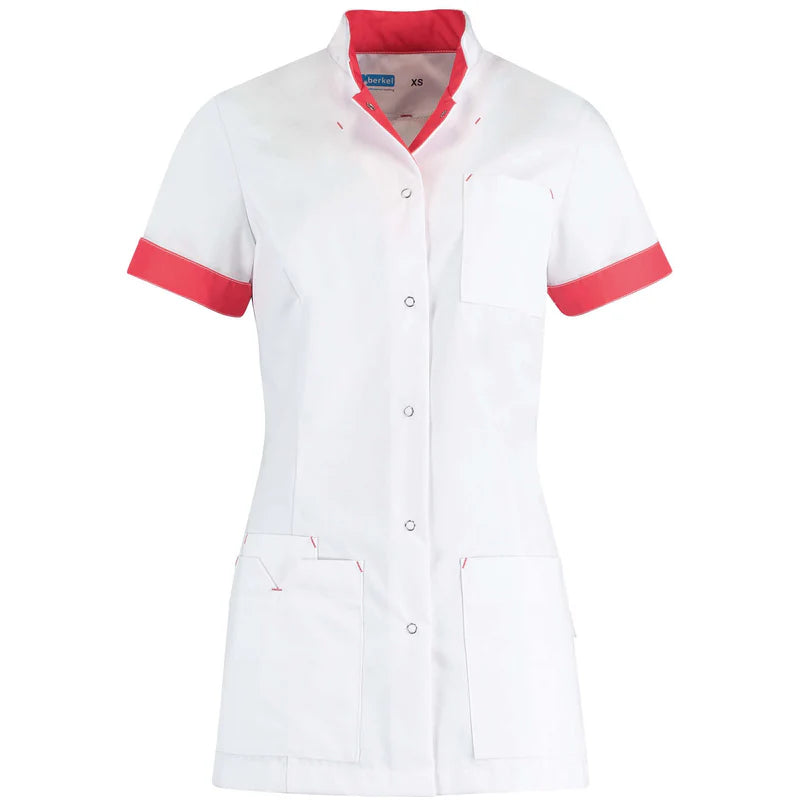 De Berkel JILL damesjack wit met koraal accenten, borstzak, korte mouwen, sluiting met drukknopen, polyester.