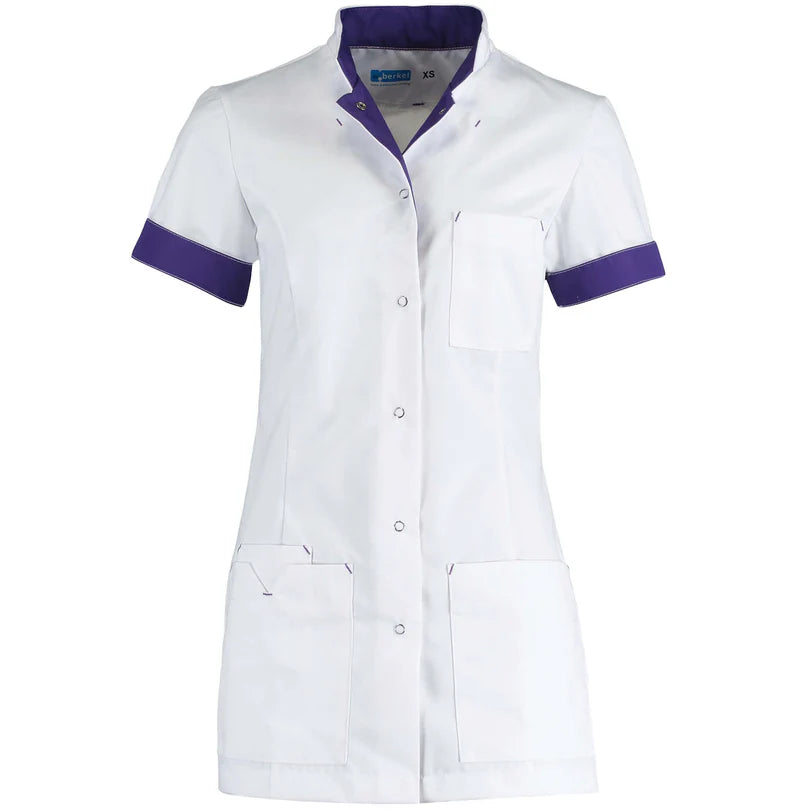 De Berkel JILL damesjack wit met paarse details, korte mouwen, borstzak, twee heupzakken, stevige knoopsluiting.