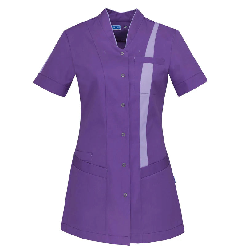 De Berkel LARA damesjack in iris/lavendel met korte mouwen, borstzak, doorlopende knopenrij en lichtpaars streepmotief.