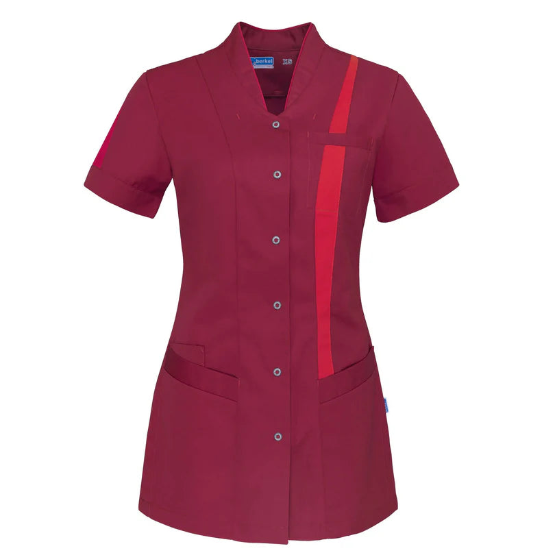 Bordeauxrode De Berkel LARA damesjack met knoopsluiting, borstzak en contrasterende rode strepen.
