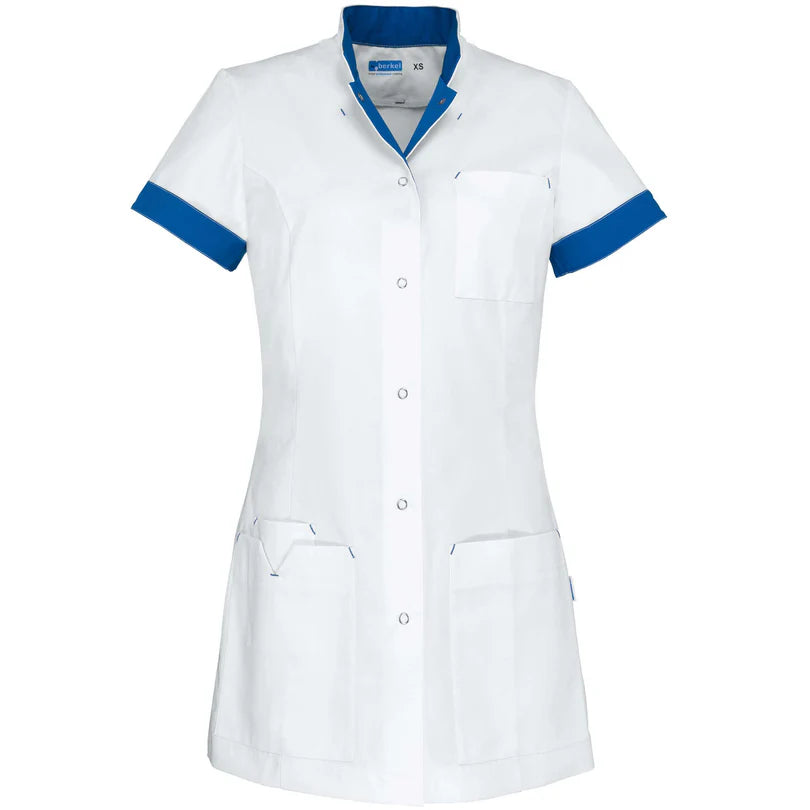 De Berkel JILL damesjack wit/blauw met drukknopen, borstzak en korte mouwen.