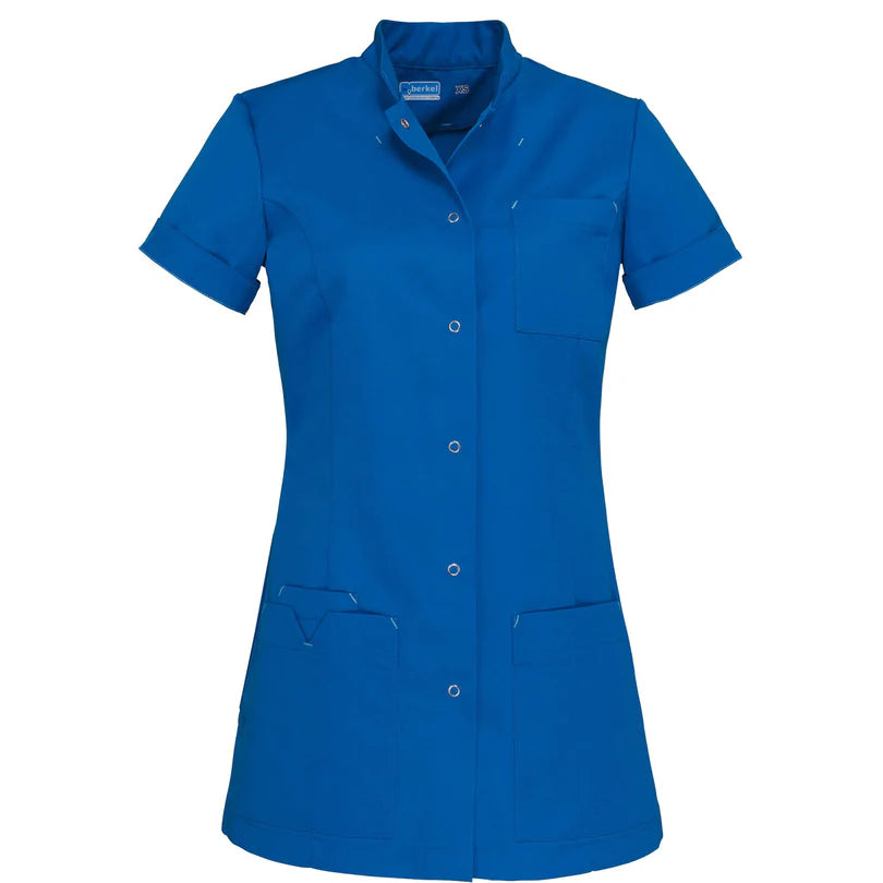 De Berkel JILL damesjack, blauw, met korte mouwen en knoopsluiting, meerdere zakken, gladde stof.