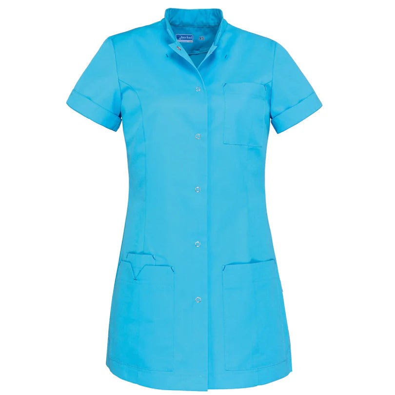 Azurblauw De Berkel JILL damesjack met korte mouwen, borstzak en twee voorzakken, sluiting met drukknopen.