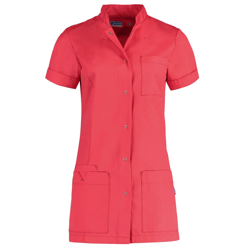 Koraal De Berkel JILL damesjack met korte mouwen, opstaande kraag, borstzak en twee grote voorzakken, drukknoopsluiting.