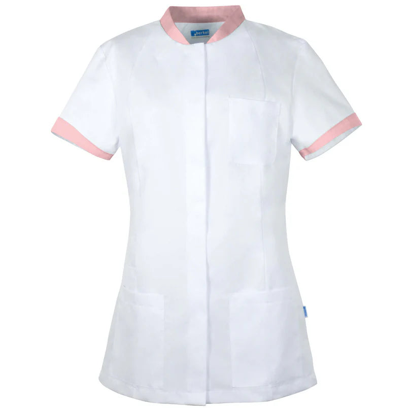 De Berkel FLEUR damesjack wit/roze met korte mouwen, borstzak en roze afwerking bij kraag en mouwen.