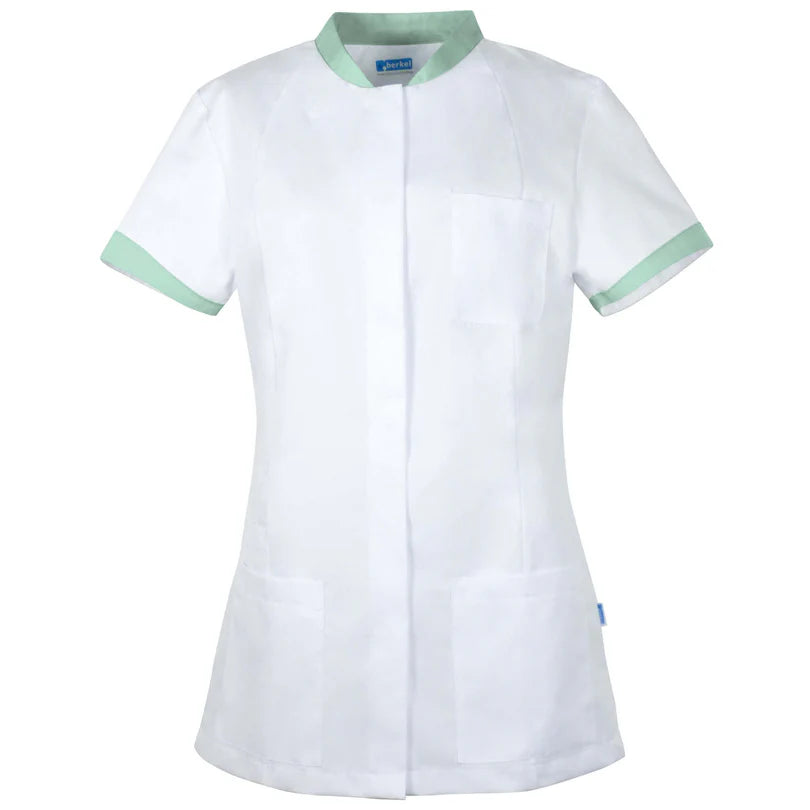 Wit De Berkel FLEUR damesjack met aqua accenten, korte mouwen, borstzak en lage zakken, rechte snit.