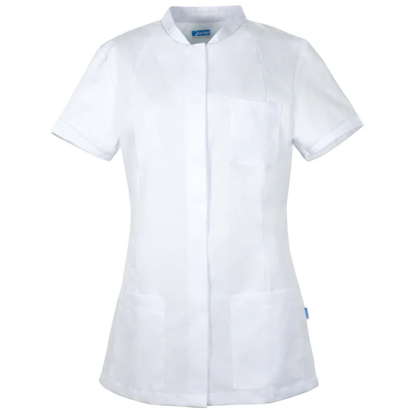 Wit De Berkel FLEUR damesjack met korte mouwen, opstaande kraag, borstzak en twee heupzakken, moderne stijl.