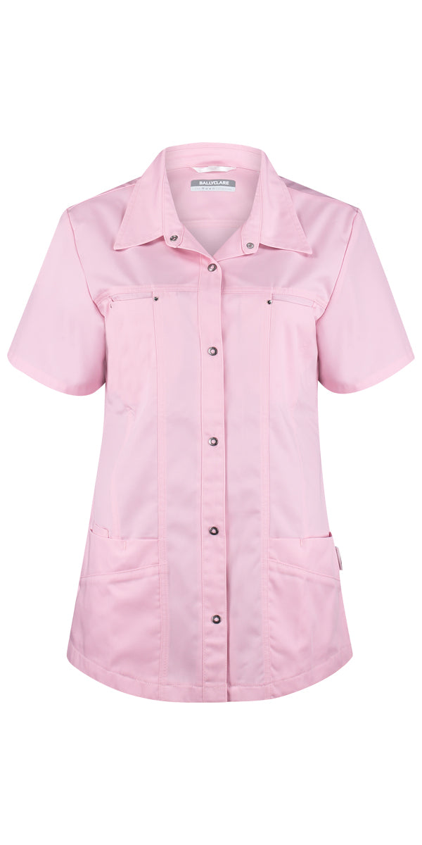 Roze Haen Kara damesjack met korte mouwen, kraag en knopen, voorzien van twee voorzakken.